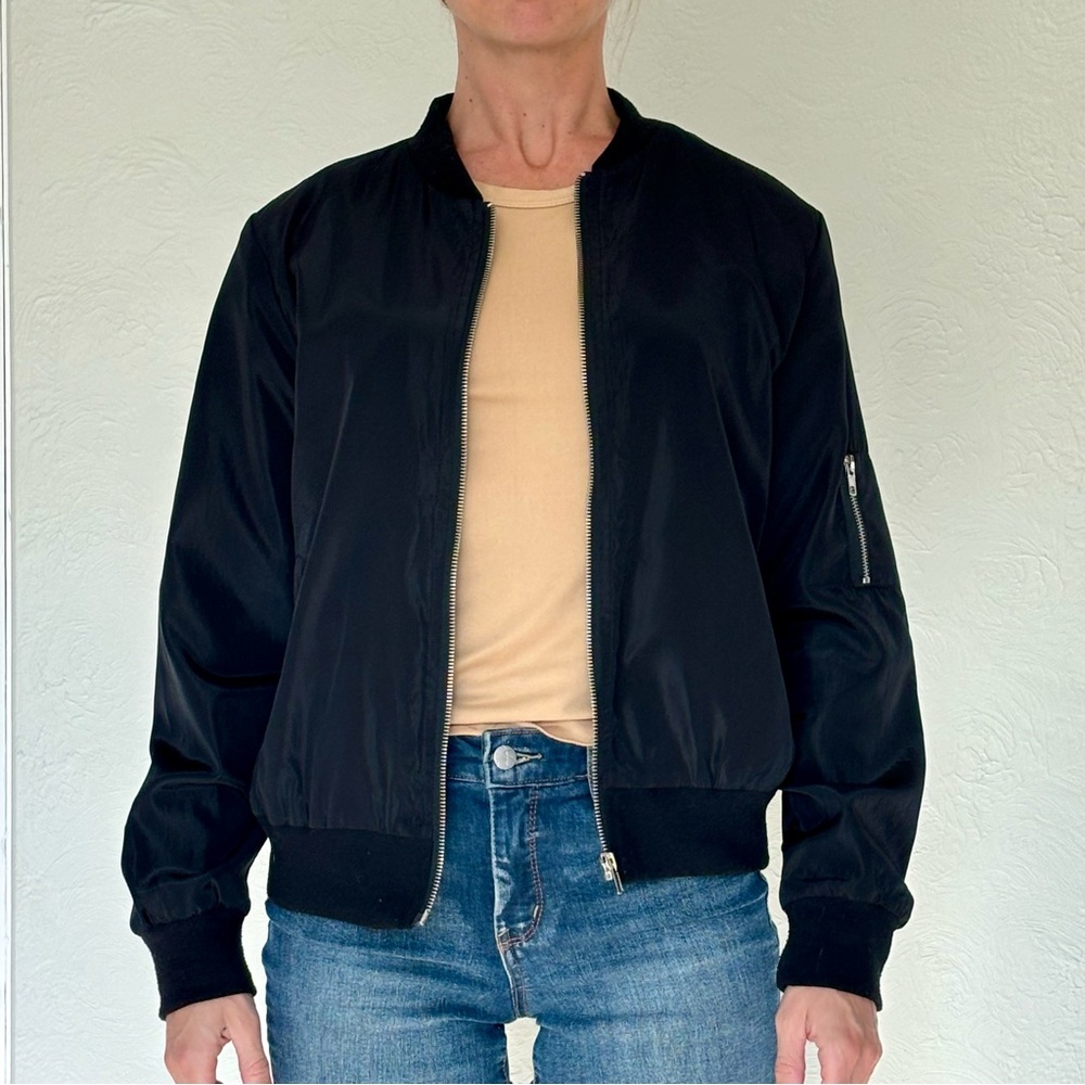 Black bomber jacket with zippered pockets and zippered cuffs #bomberjacket
